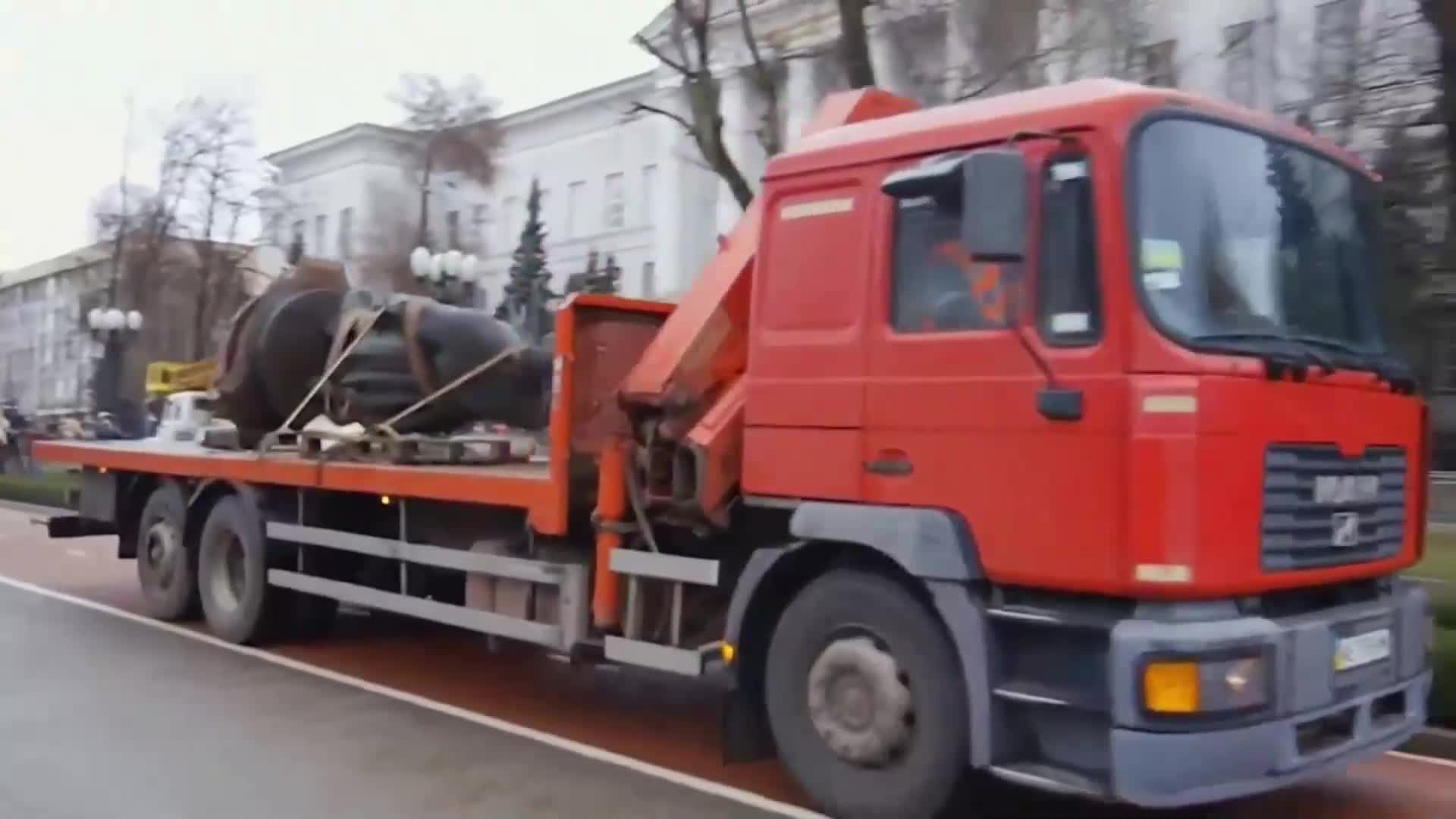 Премахнаха статуя на Ломоносов, издигаща се пред музей в Днипро (ВИДЕО)