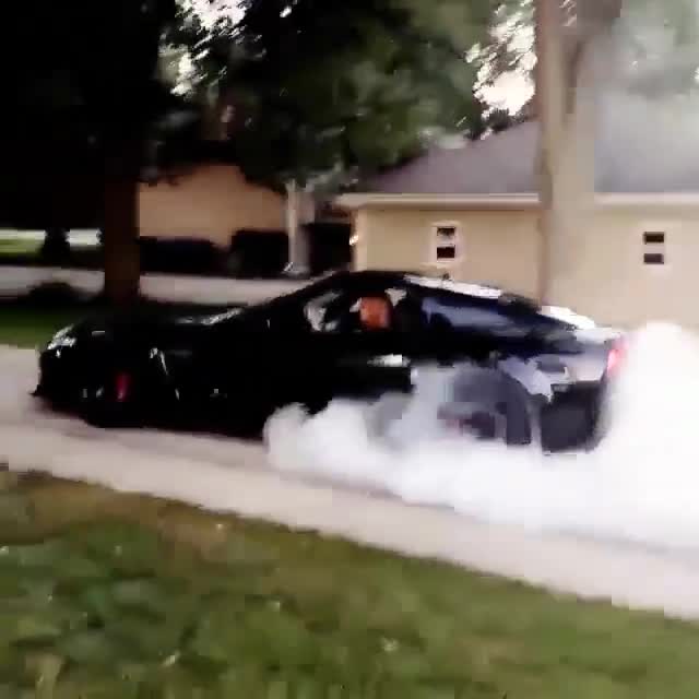 Мацка подпалва гумите на Corvette
