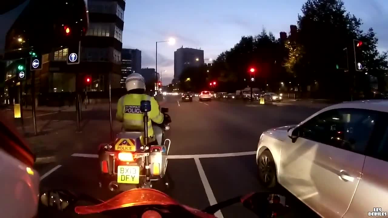 Шофьор минава на червено пред очите на полицай