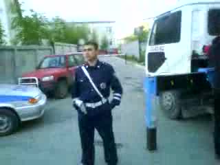 Полицай пребива гражданин!