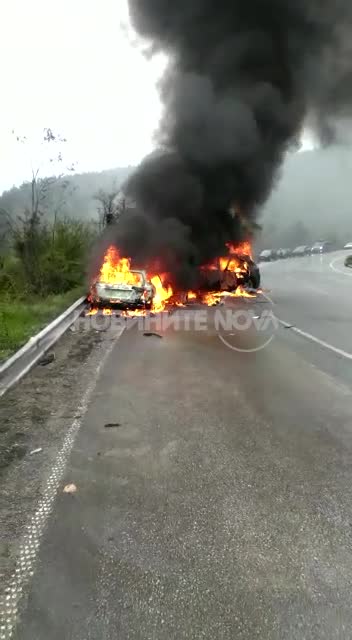 Две коли изгоряха след сблъсък на Хаинбоаз, проходът е затворен