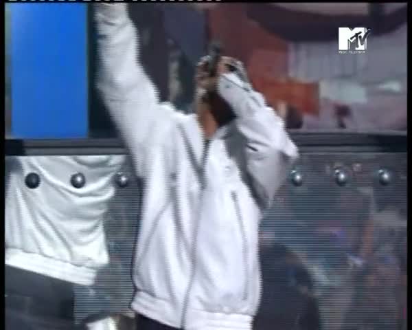 За Първи Път Rihanna ft T.I - Live Your Life На Живо @ MTV VMA Супер Качество