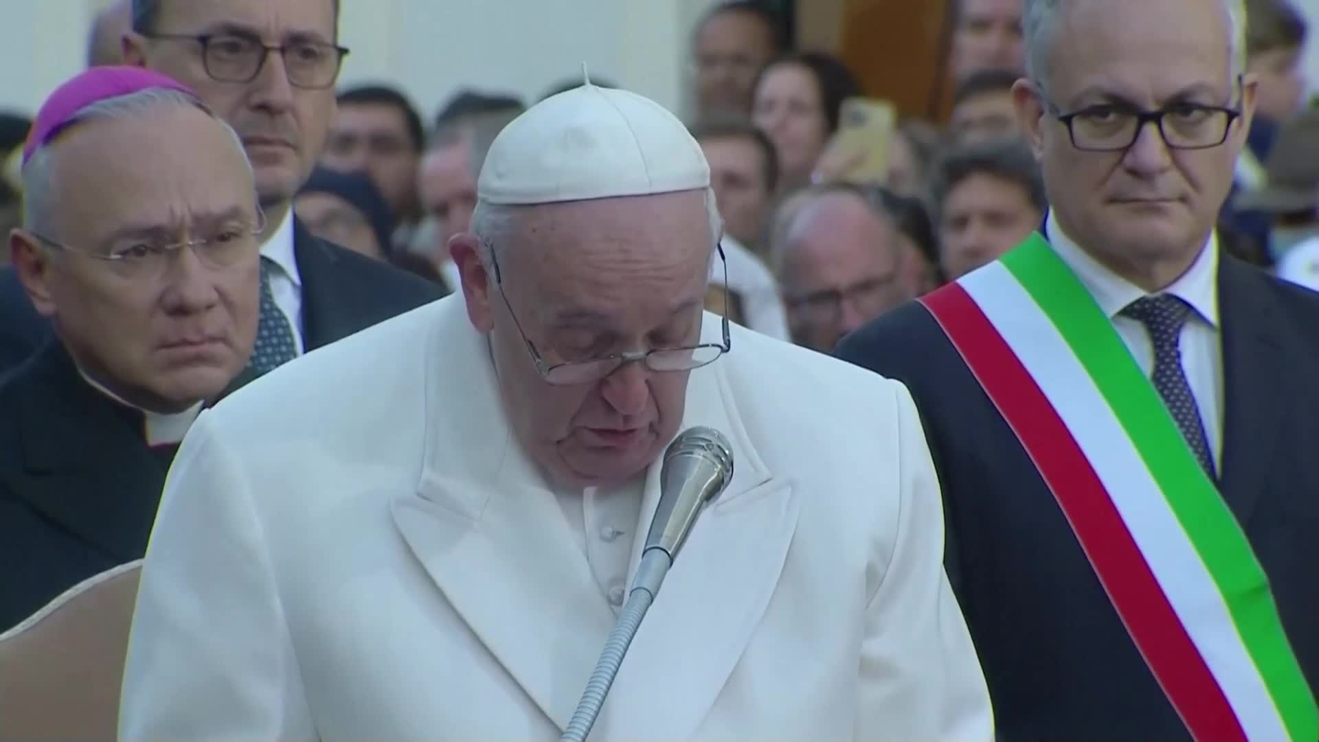 Папа Франциск се разплака, споменавайки Киев на публична молитва (ВИДЕО)