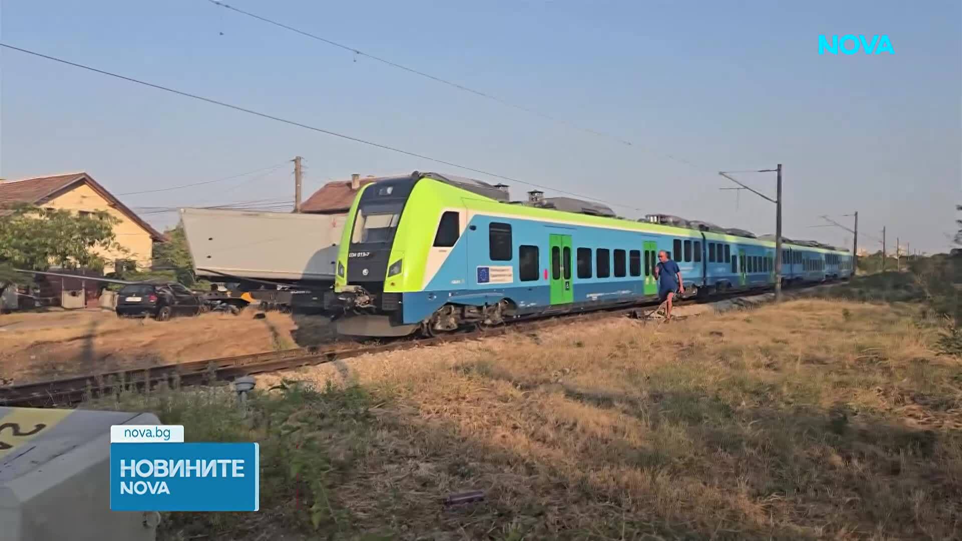 Влак блъсна тир на жп прелез край Враца (СНИМКИ)