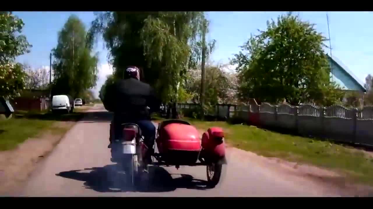 Полицията гони неуловимия моторист с кош .