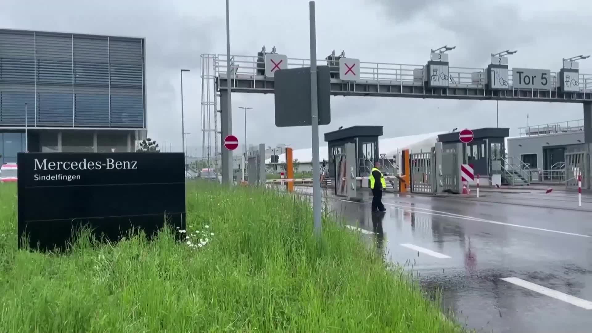 Двама убити при стрелба в завод на "Мерцедес" в Германия