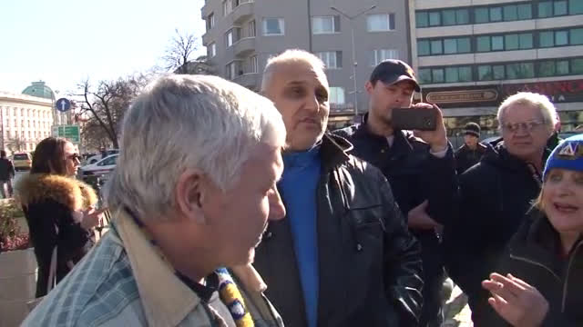 Фенове на „Левски” на протест пред парламента