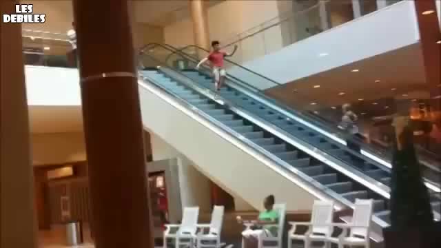 Никога не правете това на ескалатора ! С М Я Х