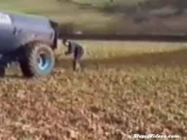 Идиот Се Залива Със 2 Тона Лайна