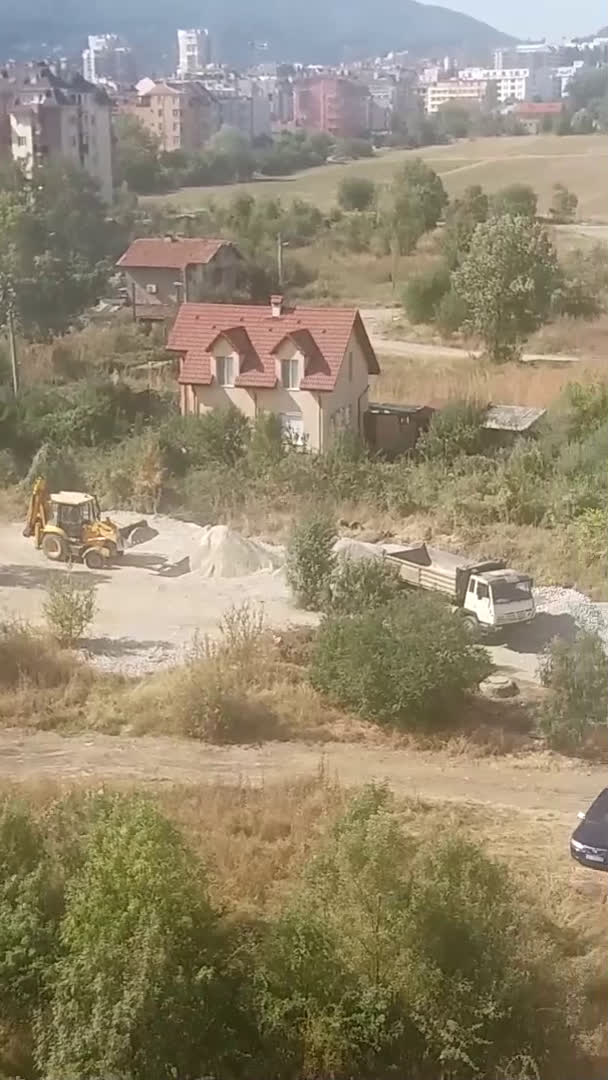 Разрушаване на зелени площи в столичен квартал