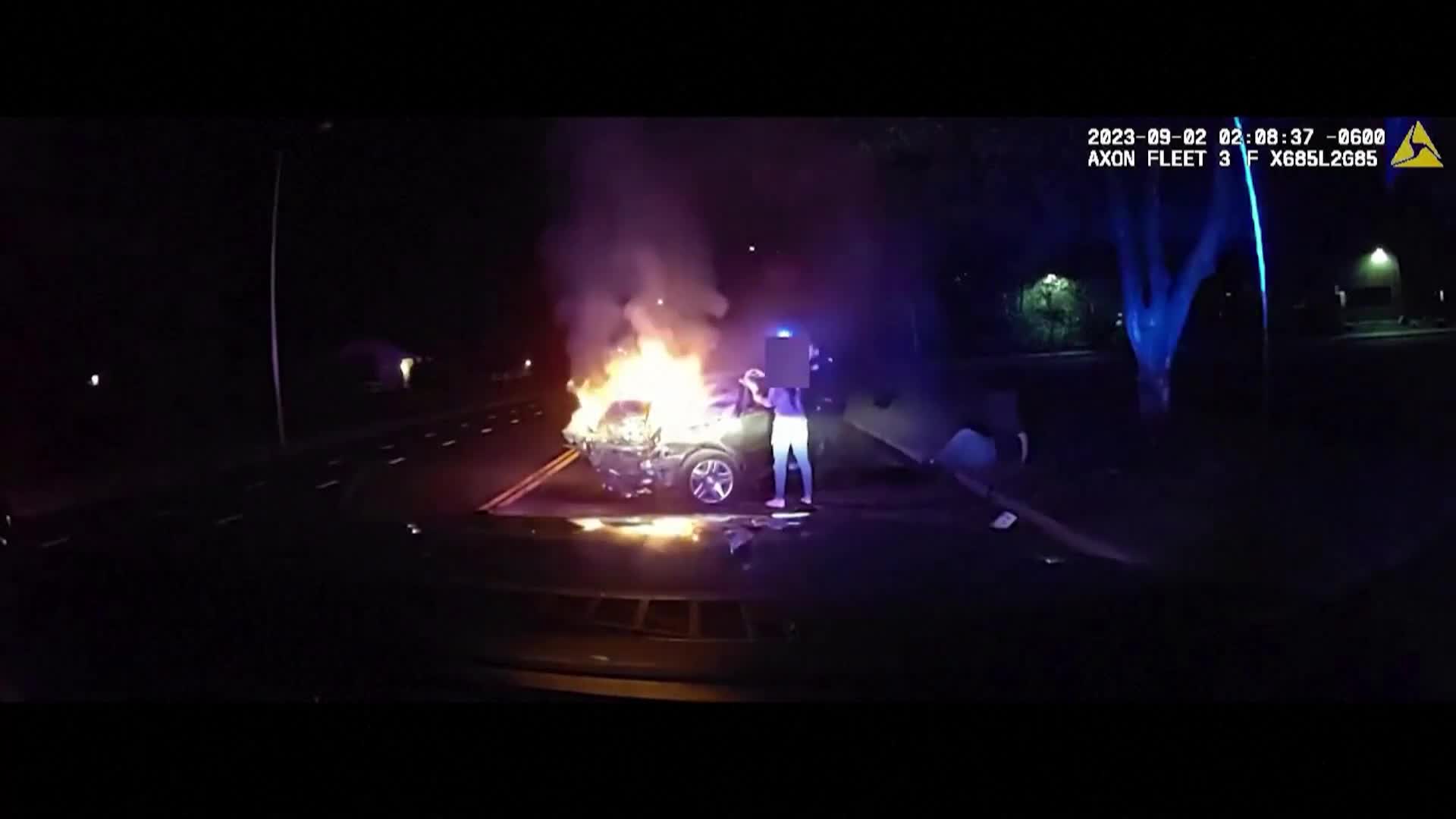ДРАМАТИЧНО: Полицай спаси мъж от кола, преди да се взриви (ВИДЕО)