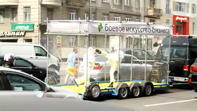 Мотивиращо ! Каратисти по улиците на Москва!