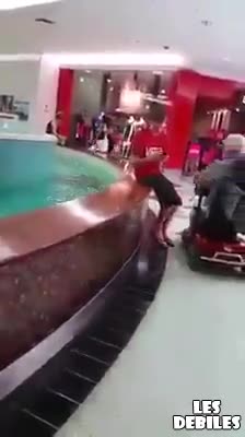 Не бях виждам по-хитър дядка от този..