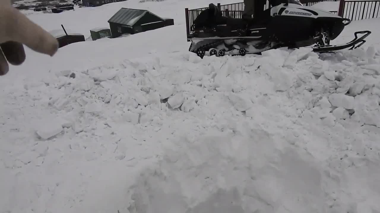Как руснак след снежна буря си търси трактора