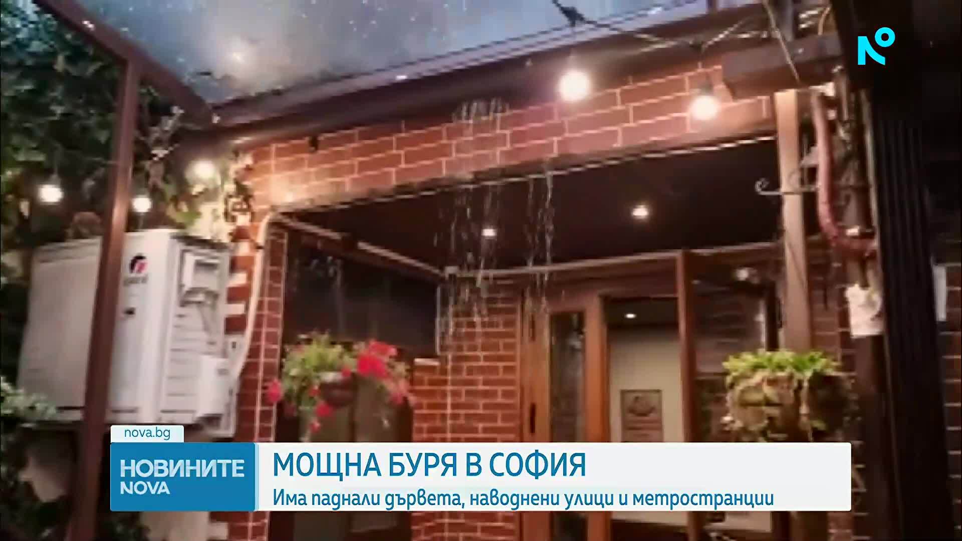 Силна буря връхлетя София: Паднали дървета, градушка, наводнения и квартали без ток