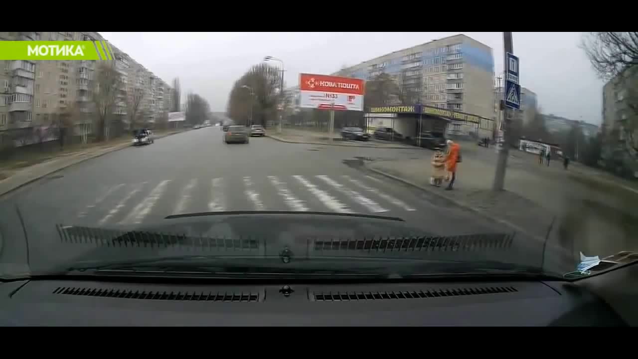 Ето така се прави, когато Малоумните Шофьори Не Спират На Пешеходните Пътеки! Браво!