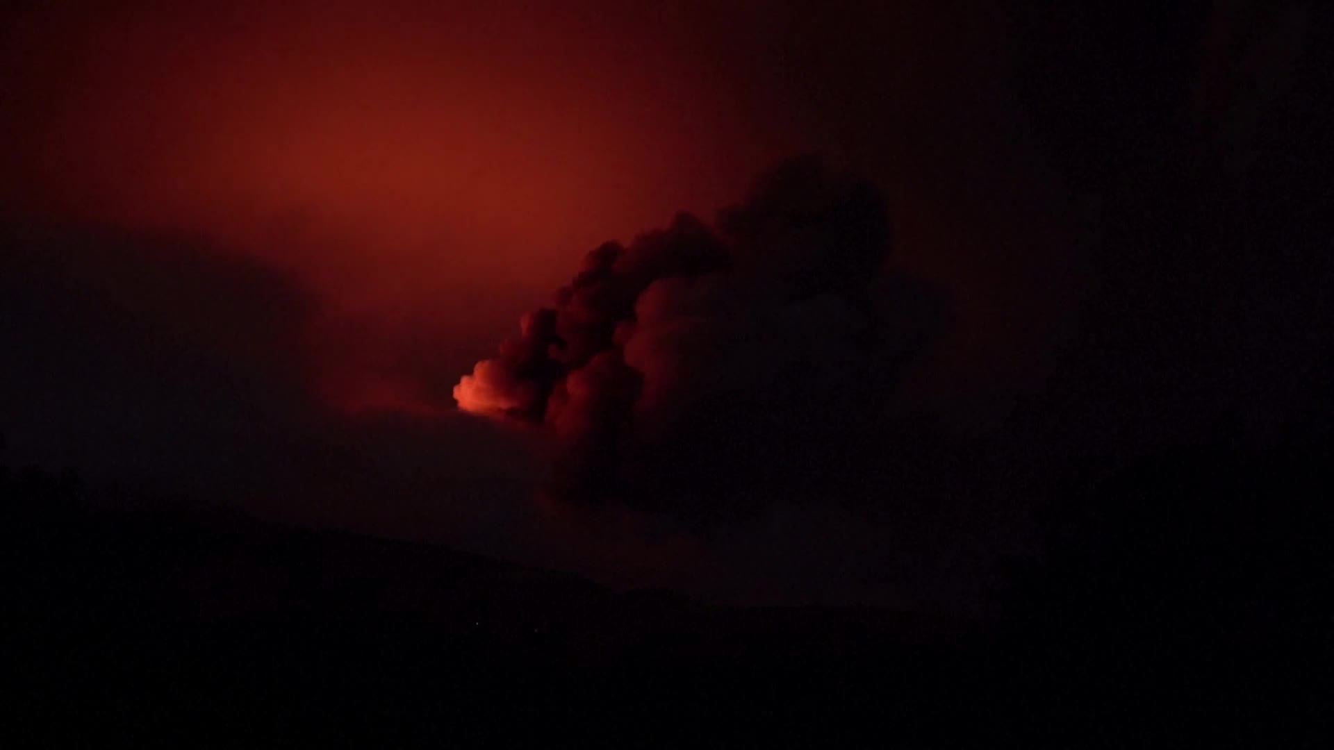 Нощно зрелище: Етна изригна стълб лава, повишиха нивото на опасност (ВИДЕО)