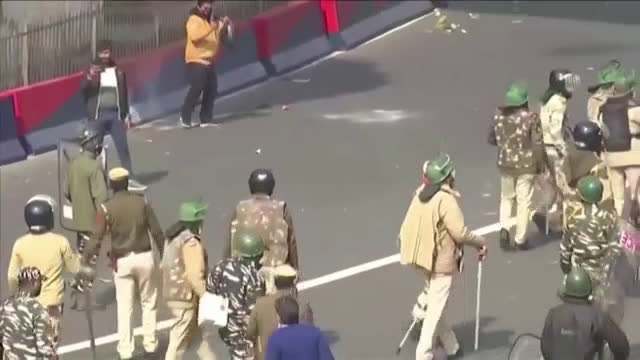 Бунтове обхванаха Делхи, има поне 1 загинал протестиращ