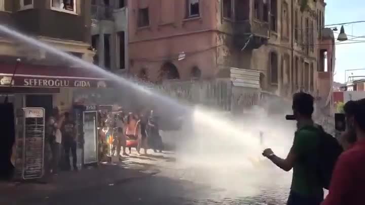 Митингуващ получава изстрел от полицейско водно оръдие в лицето !