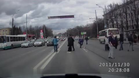 Пешеходец дава на място присъдата на шофьор с идиотско поведение !