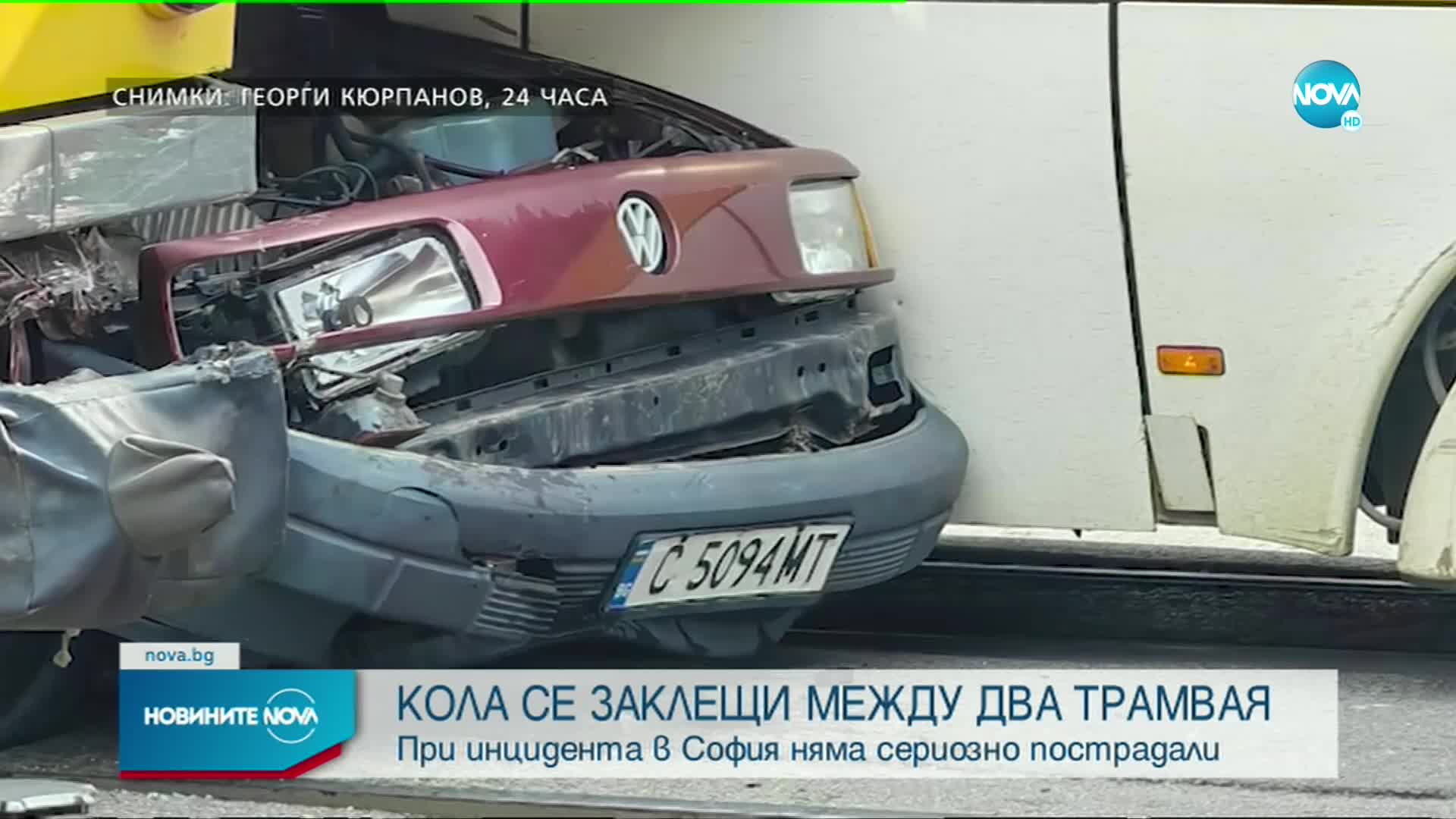 Кола се заклещи между два трамвая в София