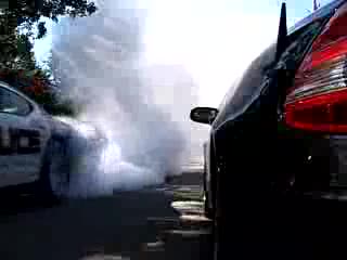 Смях!!полицай показва на някакъв пич как се прави Burnout!!