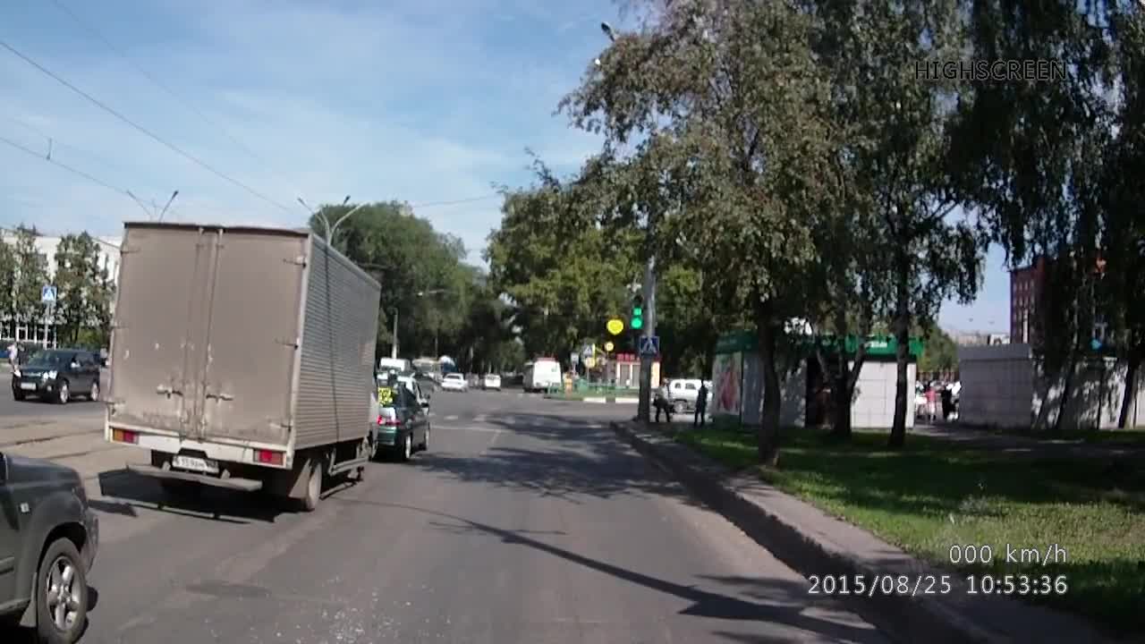 Шофьор посяга с брадва, а после стреля с пистолет по гумите на кола !