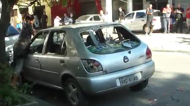Бясна жена троши Fiesta-та на мъжа си