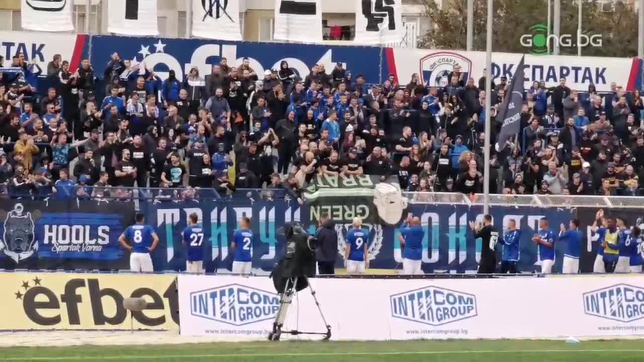 Играчи и фенове на Спартак след равенството във варненското дерби