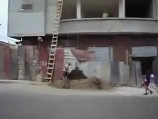 В Пакистан строителите пренасят пясъка си по този начин...