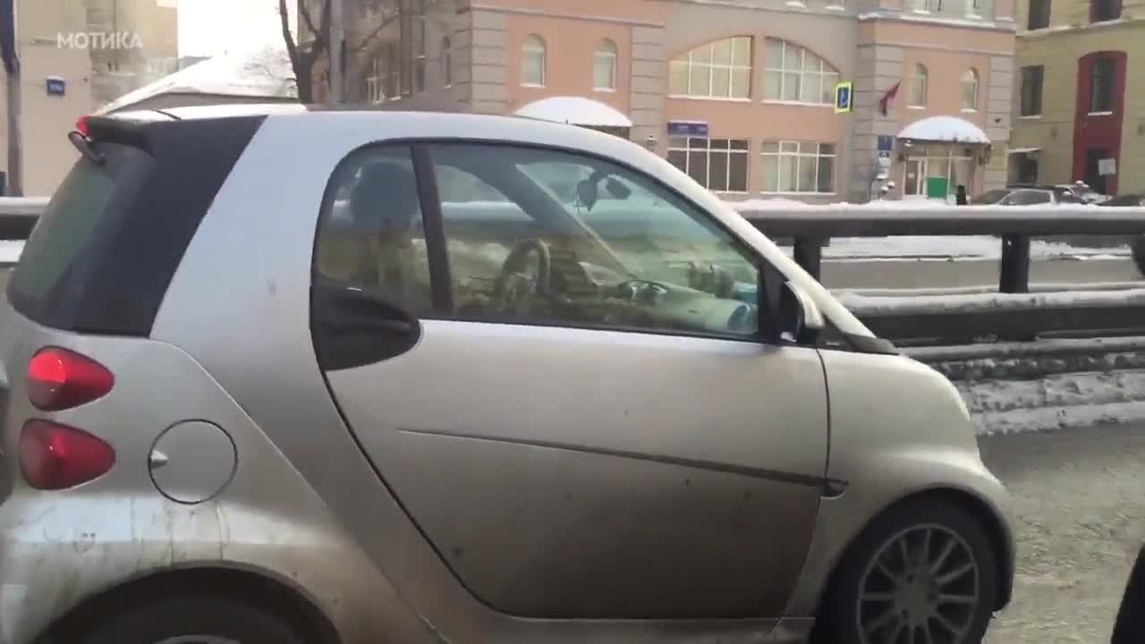Какво прави рускиня докато шофира своя Смарт?