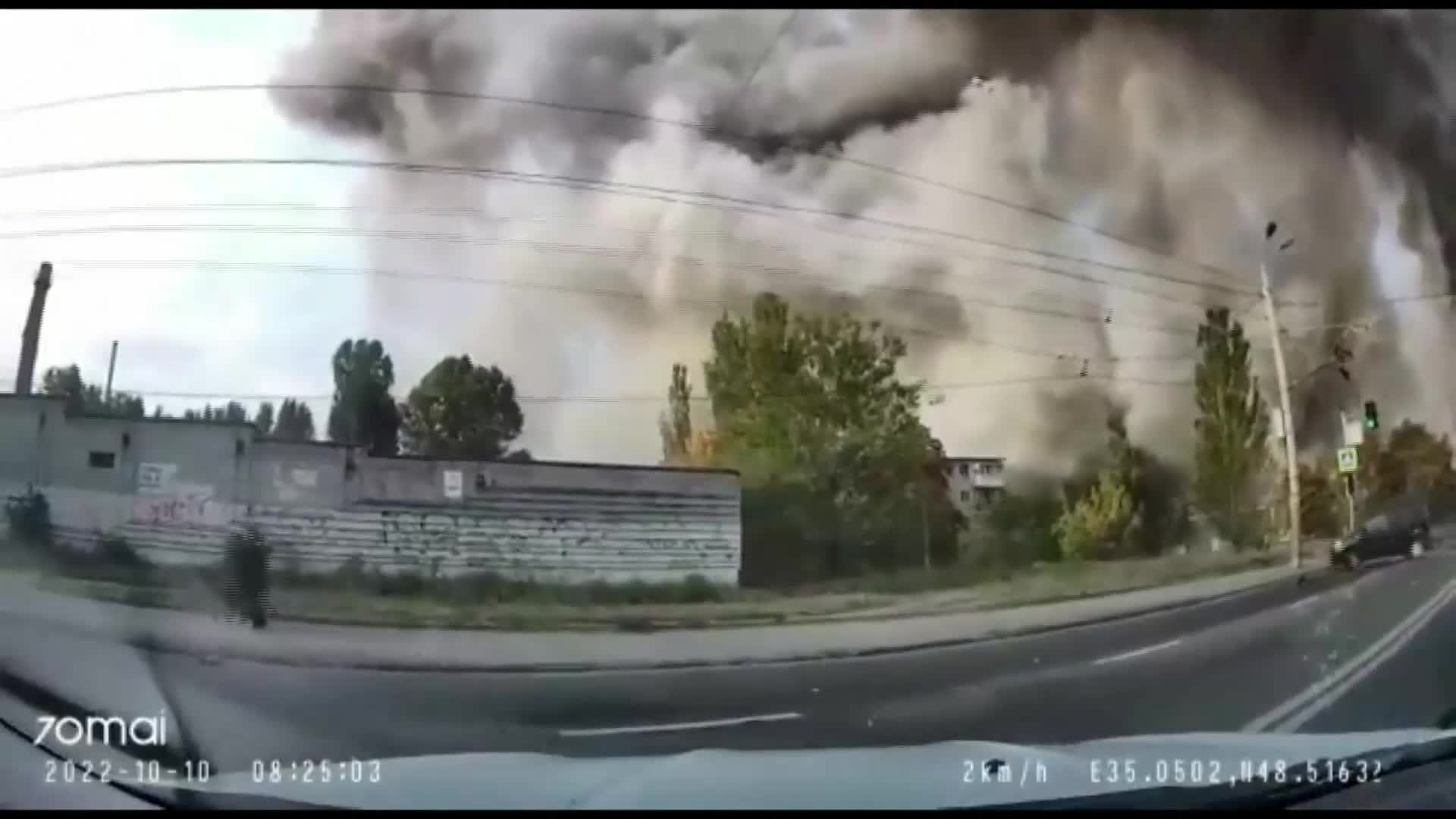 Вижте как автомобили и пешеходци избегнаха на косъм голяма експлозия след обстрелване в Украйна