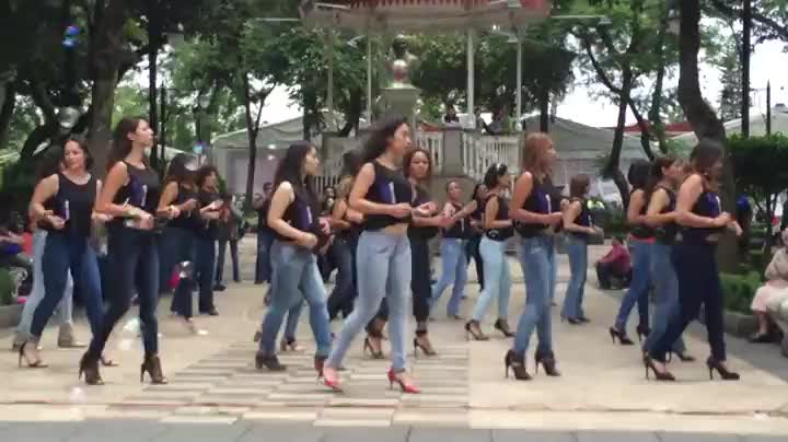 Готини момичета танцуват чувствен танц на Kizomba