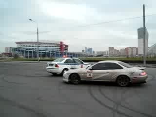 Дрифт около полицейска кола