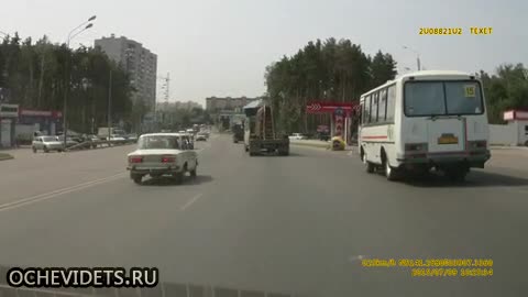 Руски шофьор с Лада прави брилянтен финт в кофти ситуация!