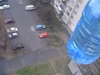 Хвърляне На Бутилка От 14 Етаж