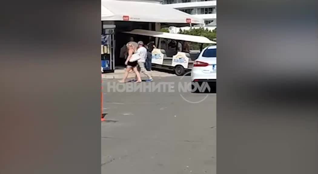 Атракционно влакче в "Слънчев бряг" се вряза в супермаркет и рани туристка