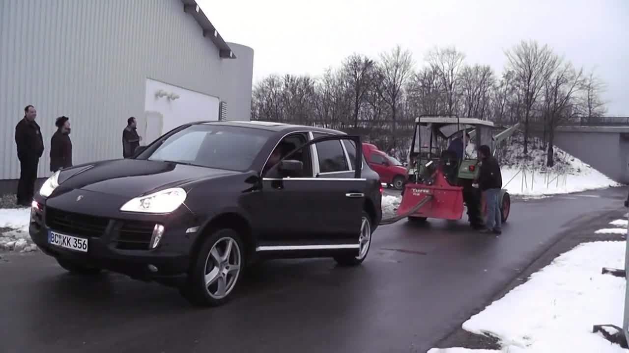 Вижте какво се случва когато Трактор се „пробва“ срещу Porsche Cayenne! А познайте