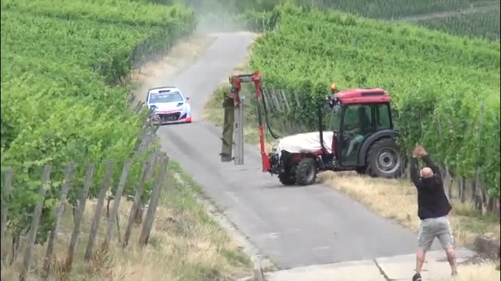 Tракторист и рали екипаж с бързи рефлекси си спестиха адски сблъсък!