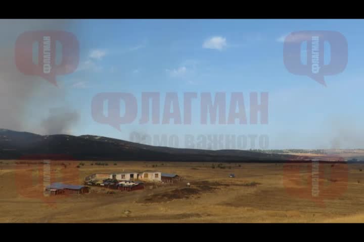 Огромен пожар край с. Изворище, общ. Бургас, погълна вилна зона Каптажа