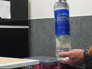 Жесток номер с бутилка от минерална вода 