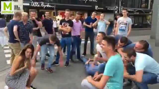 Красиво момиче неочаквано зарадва момчетата