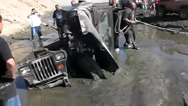 Ако някога закъсате в калта, не правете това!