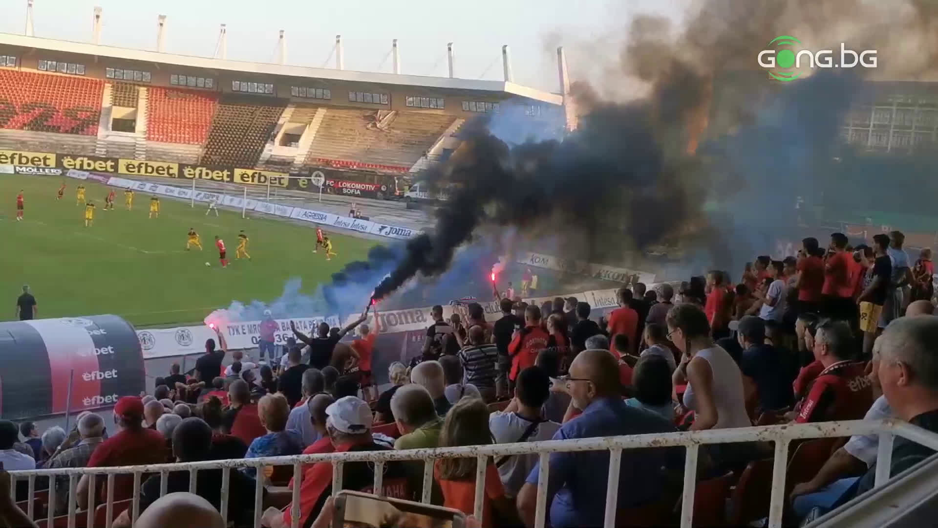 Привържениците на Локомотив София се забавляват с димки и факли