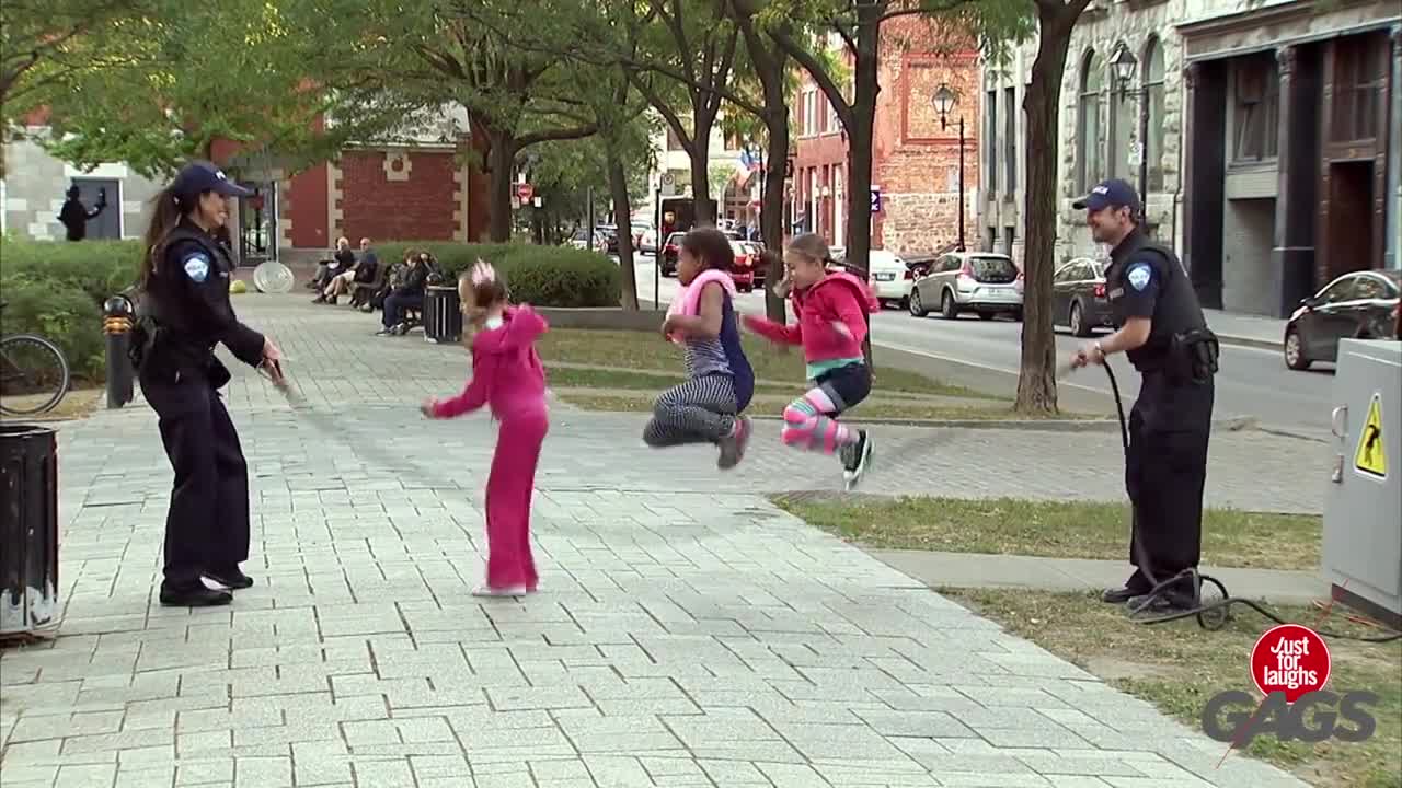 Смях!! Деца скачат на електрически кабел / Just For Laughs Gags /