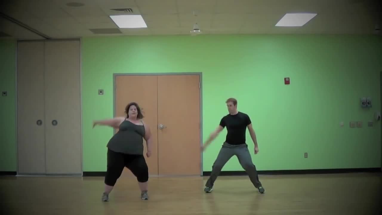 >Който си го може, си го може! Пълно момиче танцува на Talk Dirty to Me (jason Derulo)