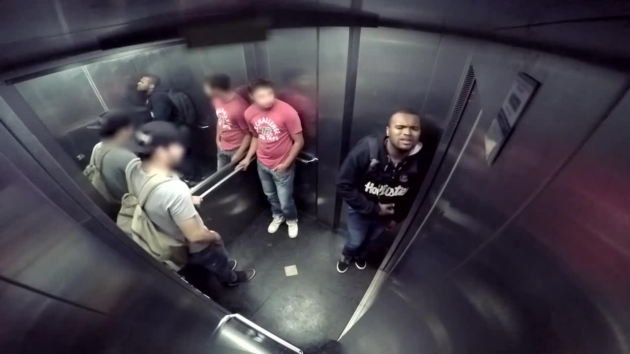 Смях ... Диария в асансьор - Шега