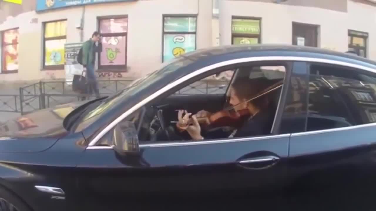 Ето с какво се занимават хората в Петербург, докато стоят в задръстванията по светофарите!