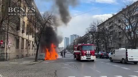 Кола избухна в пламъци пред сградата на БАБХ в София