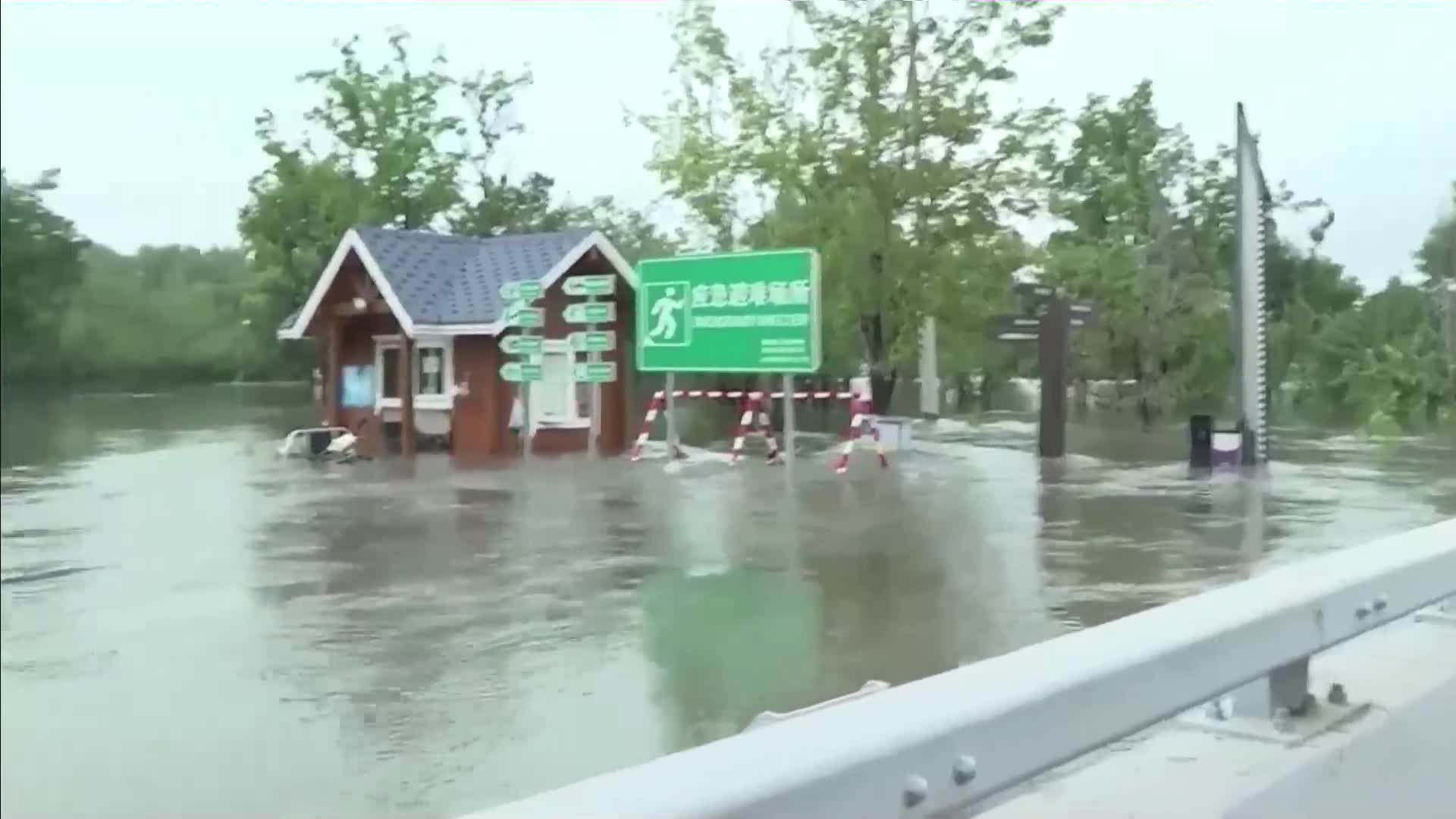 Заради тайфун: Наводнения, десетки хиляди евакуирани и отменени полети в Пекин